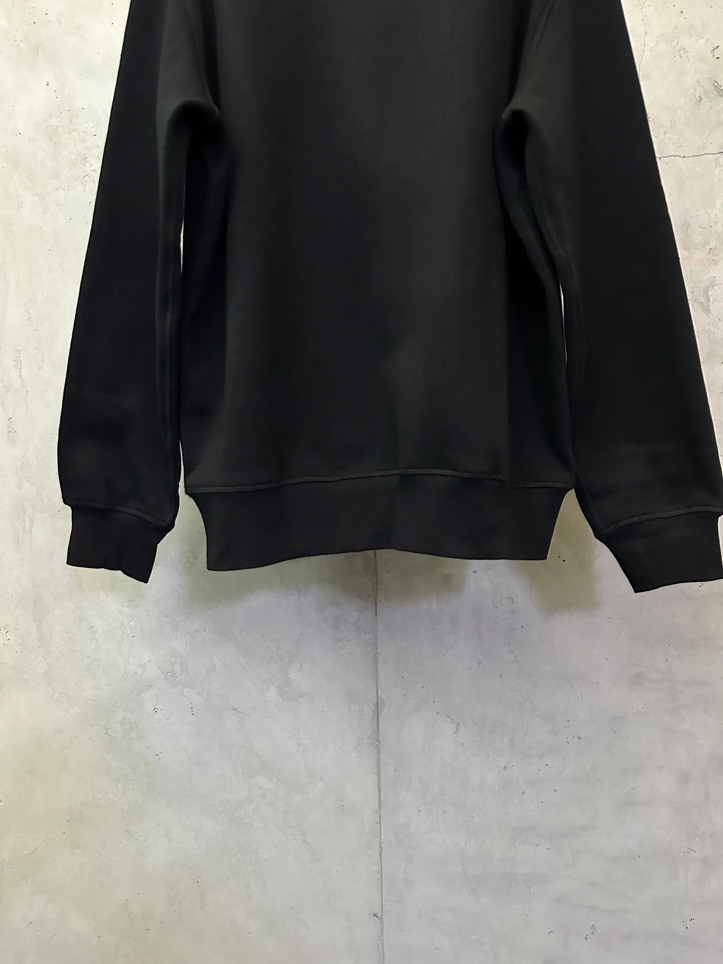 P330 Ralph Lauren logo embroidered sweatshirt. Customized cloud-like honey cotton fleece sweatshirt material. It feels delicate and comfortable against the skin. It is mainly made of deep black and is decorated with exquisite white pony logo. It is highly recognizable. Customized hardware. Thread. Accessories. Matching. Same style for men and women. -Color: Black White Blue Gray -Size: S M L XL